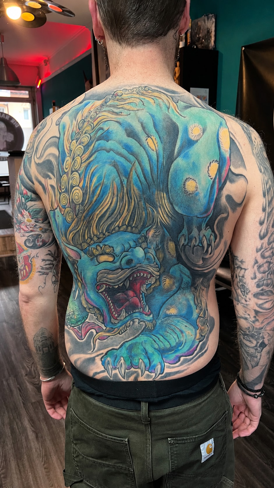 Großflächiges blaues Foo-Dog-Motiv, Rücken, Color Realism