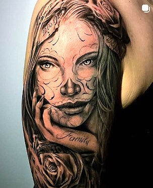 Portrait-Tattoo mit Rosen, Oberarm