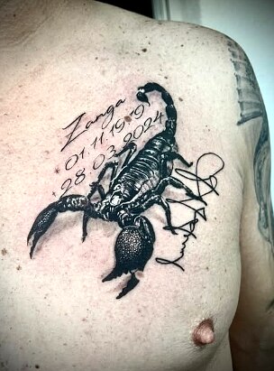 Skorpion mit Schriftzug und Datum, Brust